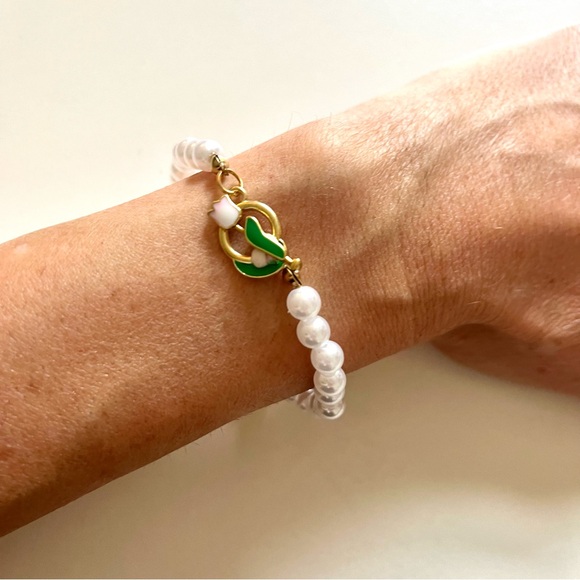 Fake Pearl with Gold Tone Hardware Tulip Clasp  Costume Jewelry Bracelet - Picture 4 of 4